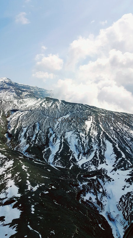 雪覆山峦航拍图，云卷云舒天地间
