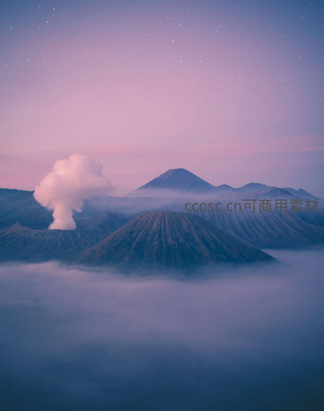 火山云海夜空，星月相伴如梦似幻