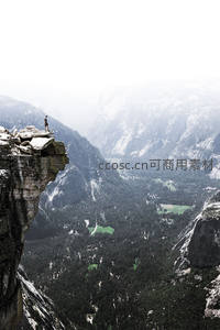 悬崖绝顶俯瞰云雾山谷