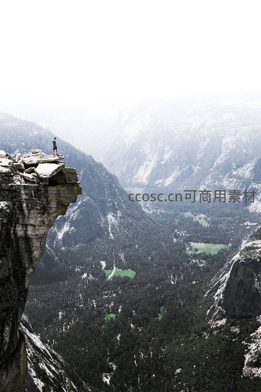 悬崖绝顶俯瞰云雾山谷
