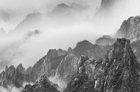 云雾缭绕山巅如仙境缥缈