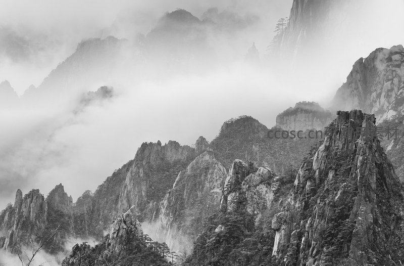 云雾缭绕山巅如仙境缥缈