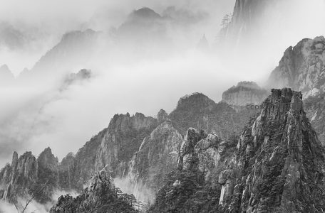 黑白水墨云雾缭绕奇峰峻岭
