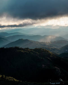 乌云裂隙金光穿透山峦