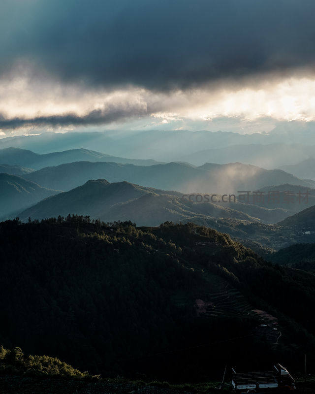 乌云裂隙金光穿透山峦