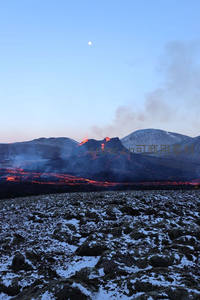 月光下火山熔岩与雪地交织的奇景
