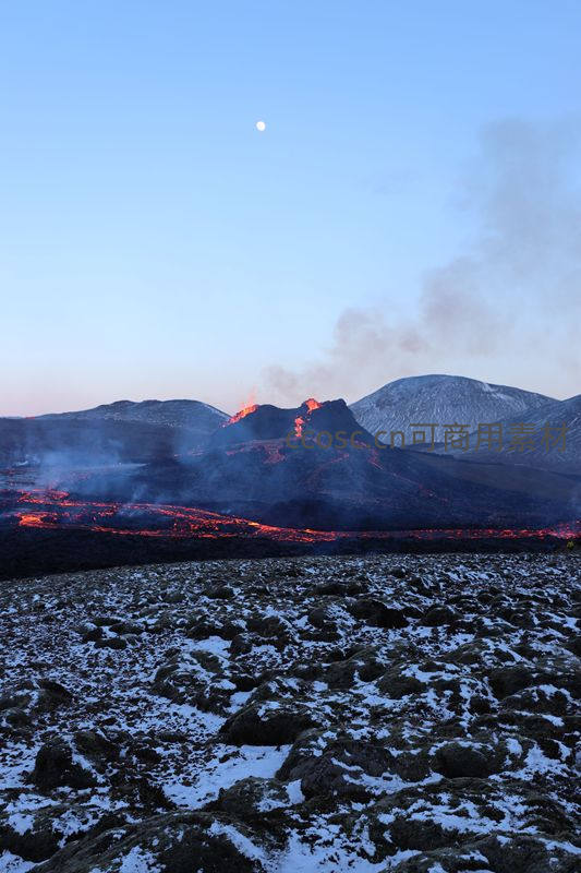 月光下火山熔岩与雪地交织的奇景