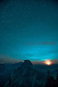 星空下的半圆山峰与月升奇景