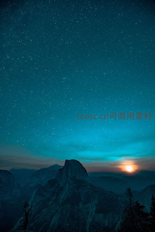 星空下的半圆山峰与月升奇景