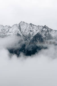 云海缭绕中的雪峰之巅