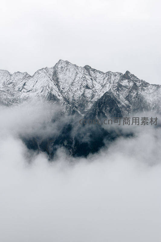 云海缭绕中的雪峰之巅