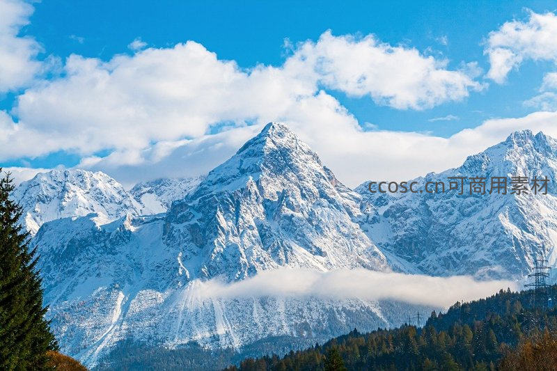 白雪皑皑的高山与蓝天白云