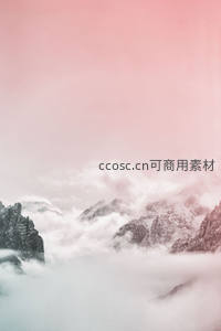 粉红霞光中的云雾雪山