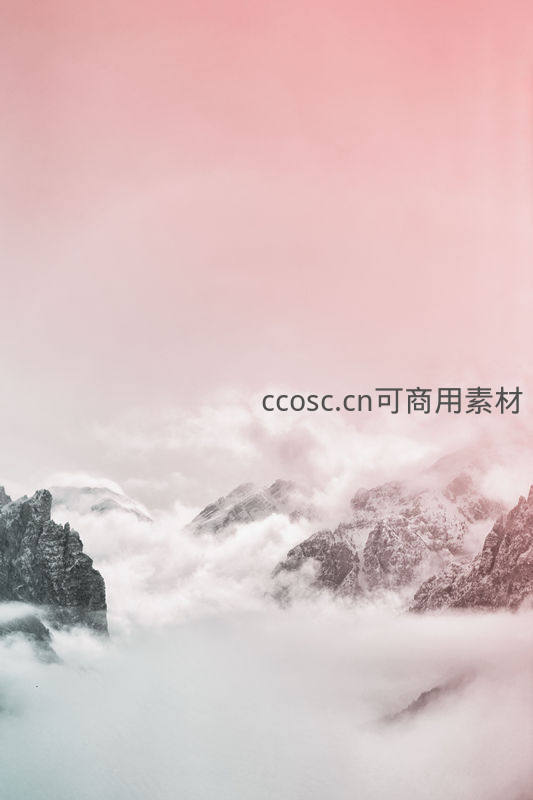 粉红霞光中的云雾雪山