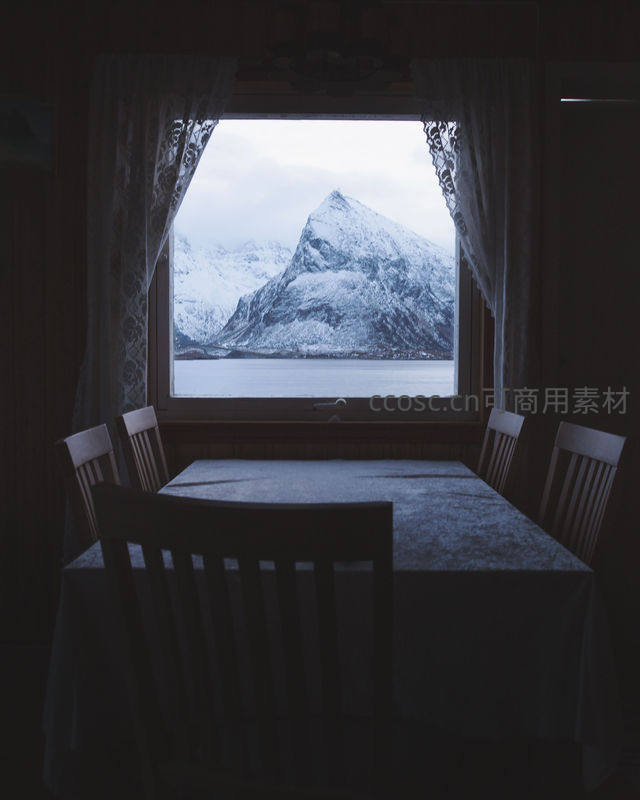 窗内餐桌遥望窗外雪山湖景