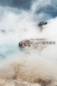 蒸汽弥漫的温泉地貌奇观