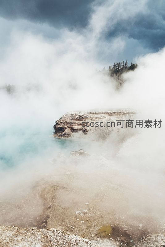 蒸汽弥漫的温泉地貌奇观