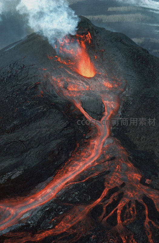 火山口熔岩奔流俯瞰图