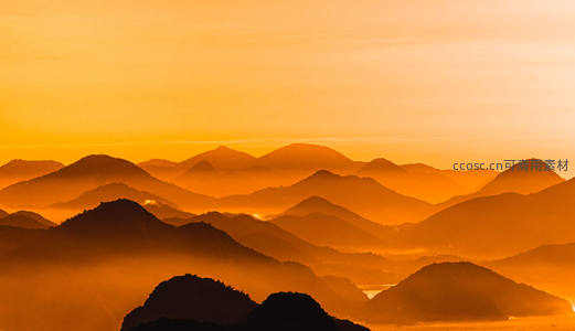 金色晨曦中的层叠山峦