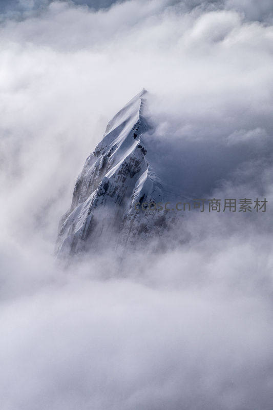 雪峰刺破云海，孤傲耸立于天际