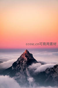 日出时分，山尖染上绚烂霞光