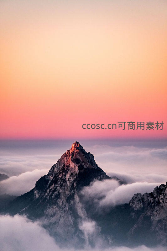 日出时分，山尖染上绚烂霞光