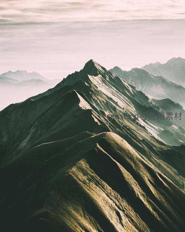 苍茫山脊在薄雾中延伸至远方