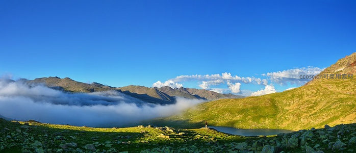 蓝天之下高山草甸与云海湖泊