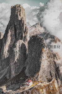 绝壁之上孤屋伴云海巍峨山峰