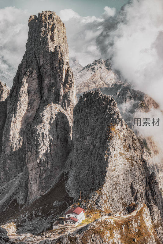 绝壁之上孤屋伴云海巍峨山峰