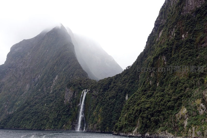 雨雾中的峡湾瀑布，青山绿水间的自然奇观