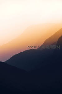 金色霞光勾勒层叠山峦剪影