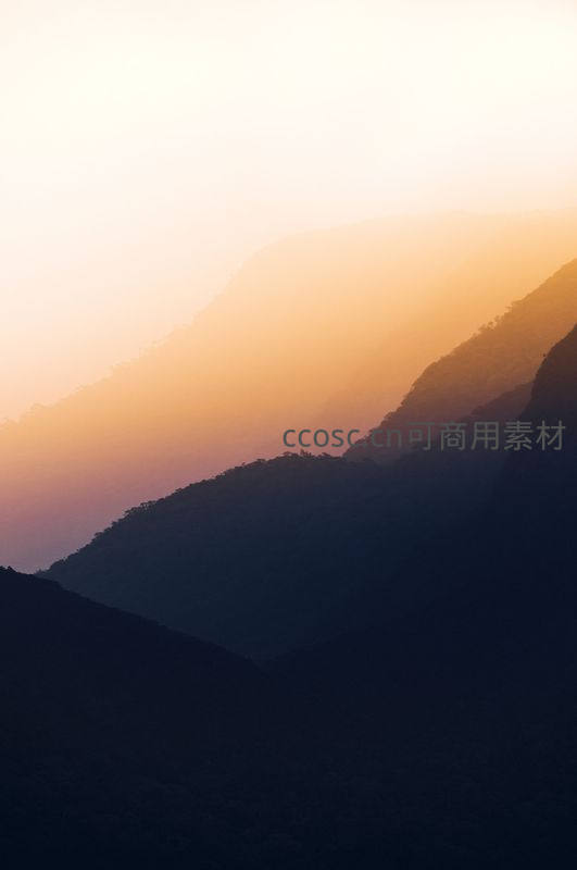 金色霞光勾勒层叠山峦剪影