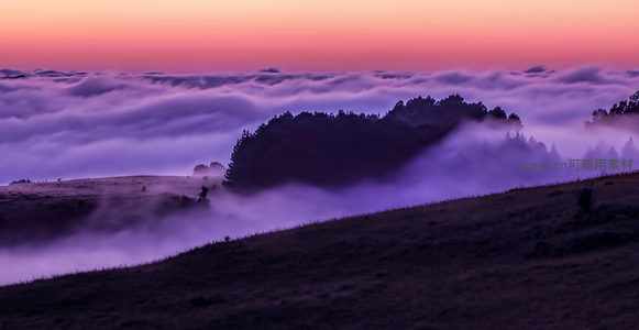 云海日出，山峦如黛，紫霞满天
