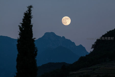 明月高悬山巅，夜色静谧如画