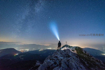 星河之下，登山者手电划破夜空