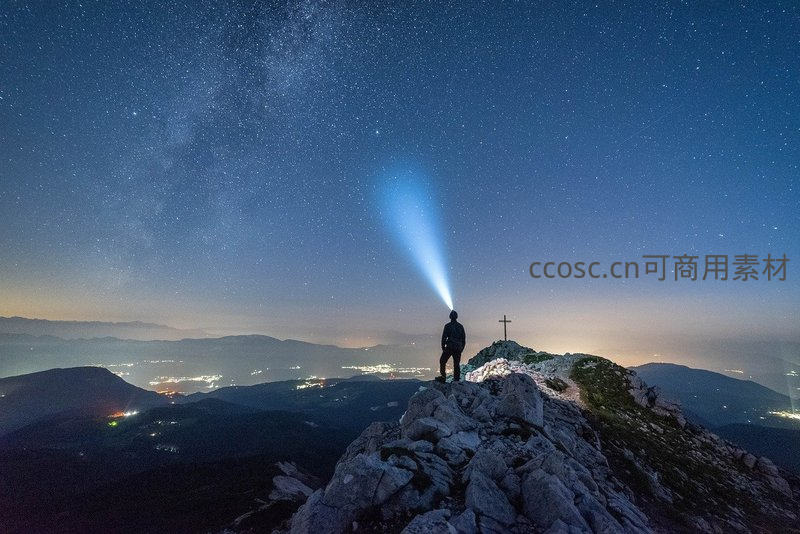 星河之下，登山者手电划破夜空