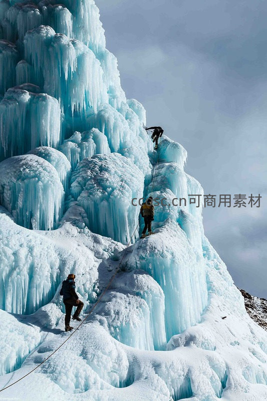 冰壁攀爬，勇者挑战晶莹蓝色冰瀑