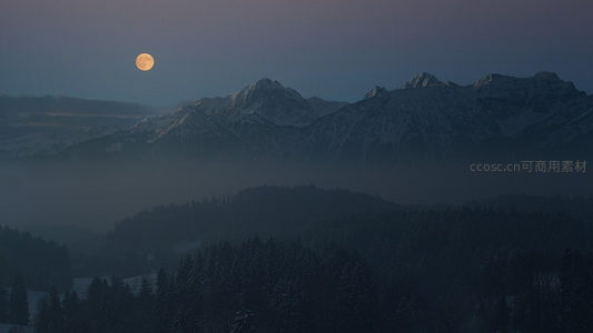 月照雪山，云海缭绕静谧夜