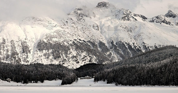 银装素裹群山，冰湖倒影如画境