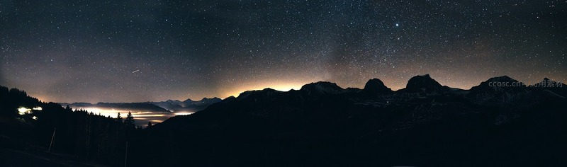 星空下的山脉与山谷夜景