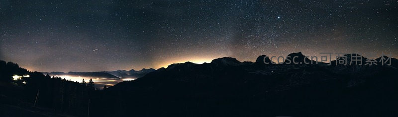 星空下的山脉与山谷夜景