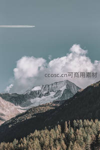 雪山森林上空飞机掠过