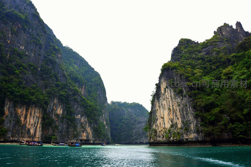 石灰岩峭壁环抱碧蓝海湾