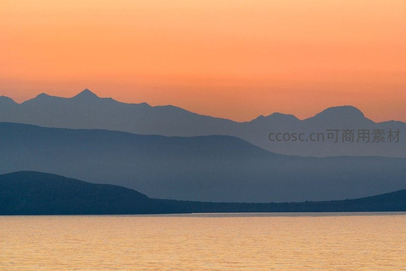 夕阳染金湖面，远山层叠如水墨画卷