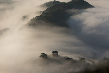 云海缭绕山巅亭台，仙境般的晨雾美景