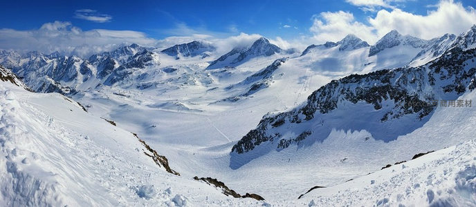 白雪覆盖群山蓝天映衬壮阔