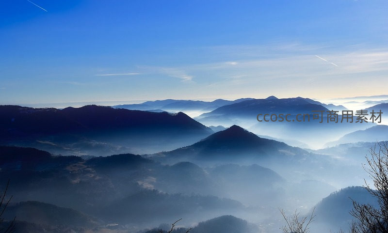 层叠山峦云海缭绕如梦似幻