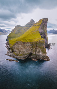绿顶孤峰矗立碧海，云影苍茫
