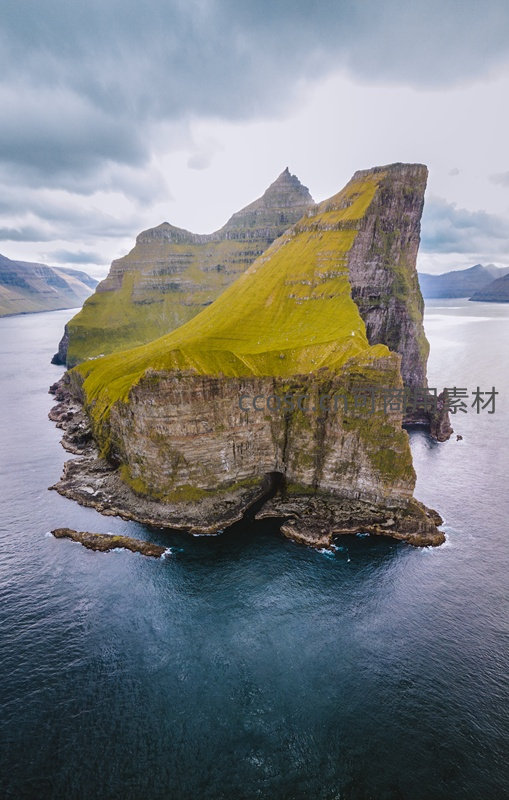 绿顶孤峰矗立碧海，云影苍茫